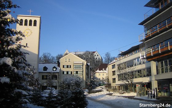 Weihnachtlicher Kirchplatz